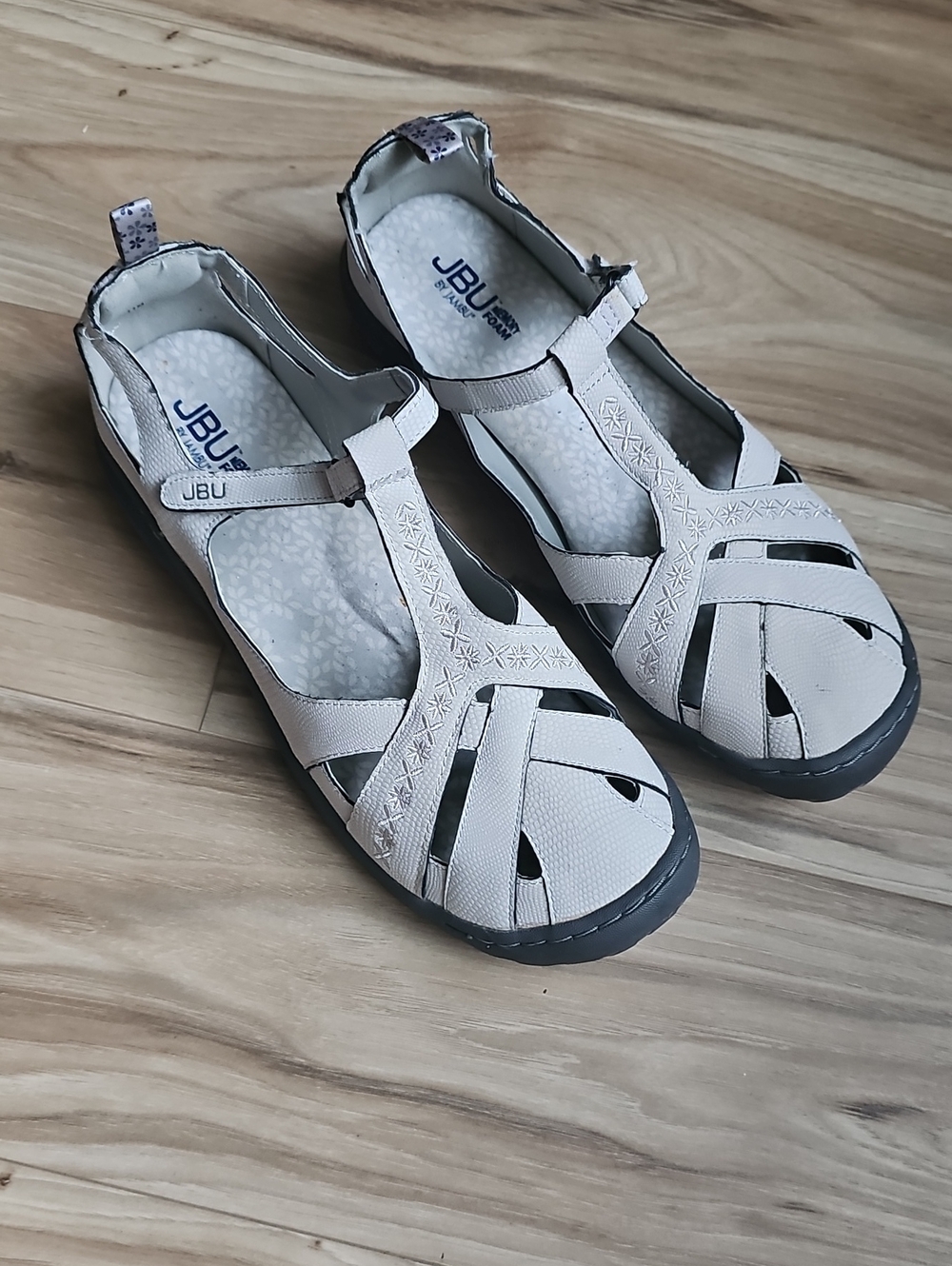 JBU Women's Light Gray Strappy Closed-Toe Sandals